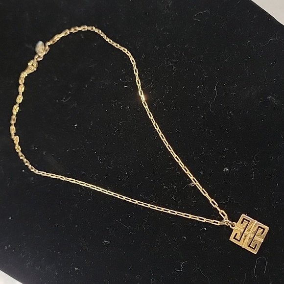 Bundle AUTHENTIC GIVENCHY GOLD PLATED Necklace free Cosmetic case - Picture 8 of 9